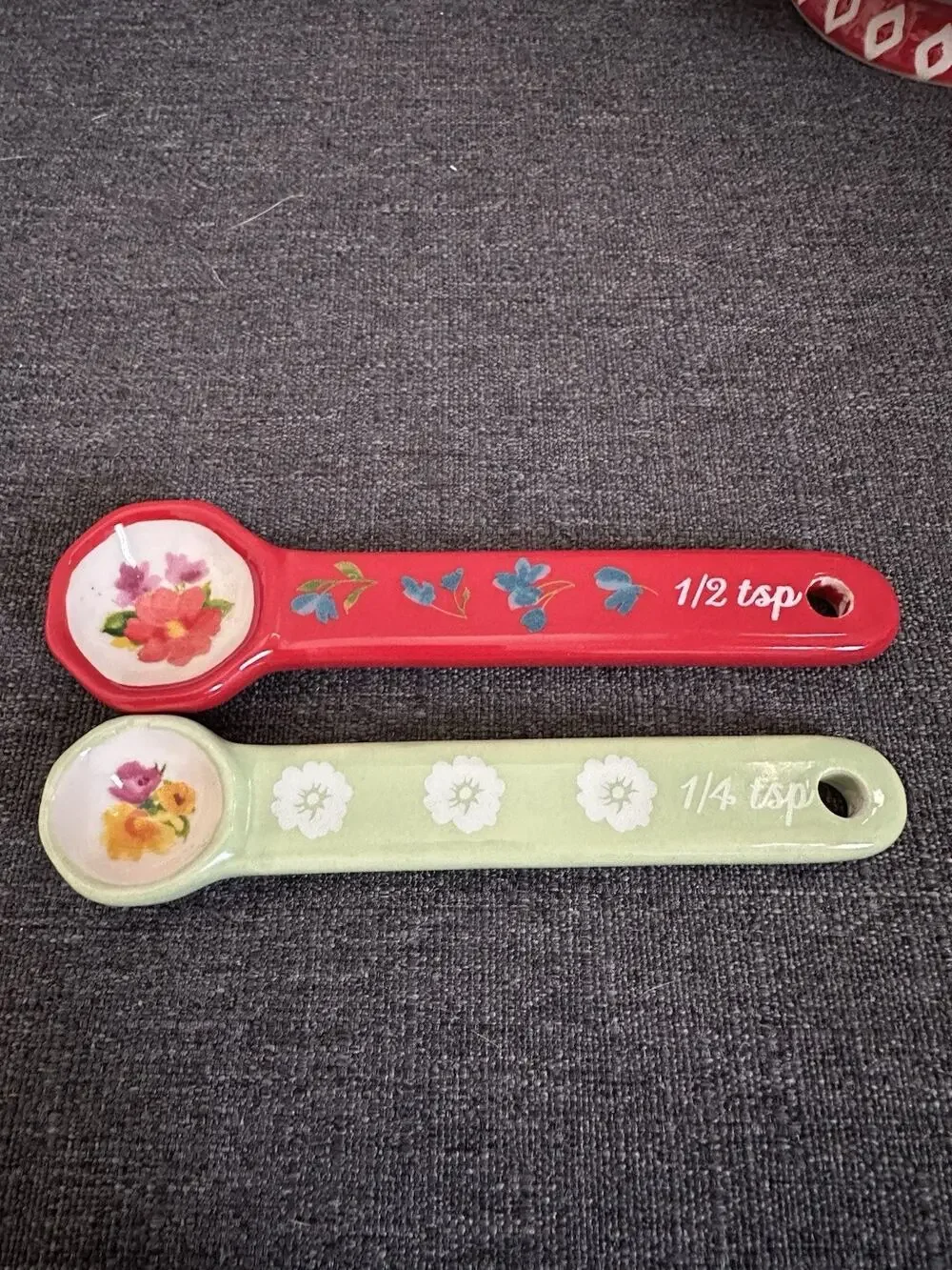 Ceramic Floral Measuring Spoons Lot of 2 Red Green 1/2 Tsp 1/4 Tsp